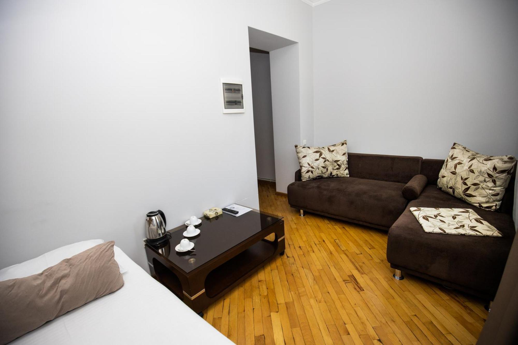 Yereone Hotel Apartment エレバン エクステリア 写真